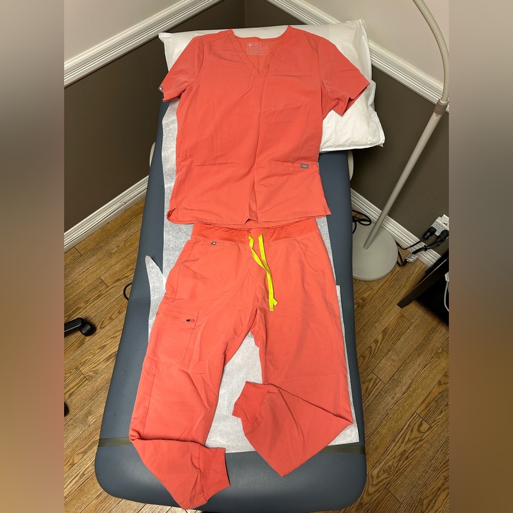 Hot Coral Scrub Set with Yellow Drawstring. Med petite Zamora pants, med Casma